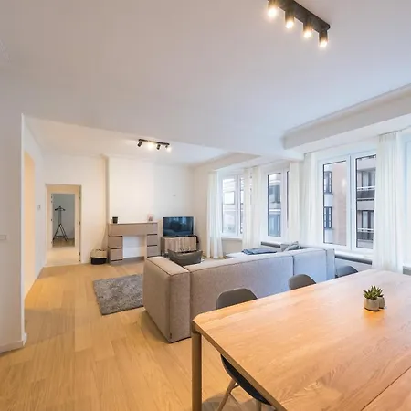 Fully Renovated Spacious Apartment *