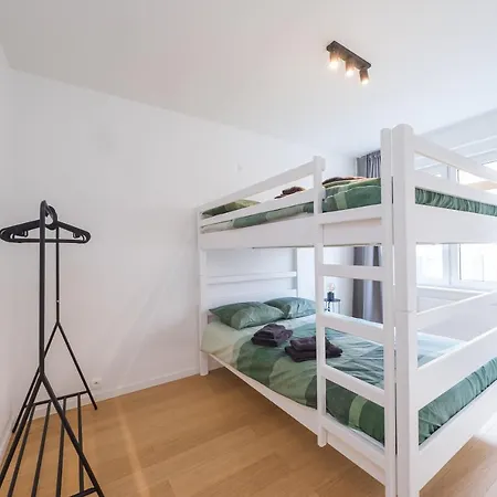Fully Renovated Spacious Apartment *