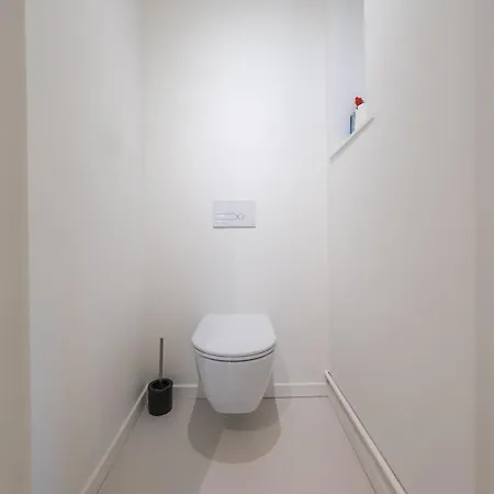 Fully Renovated Spacious Apartment *